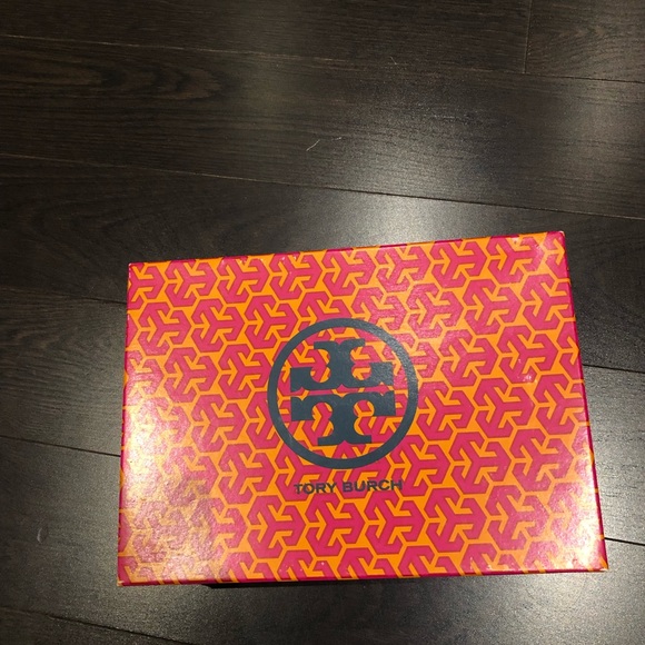 Nude/ Tan Coloured Tory Burch Pumps with gold accents - Picture 6 of 7